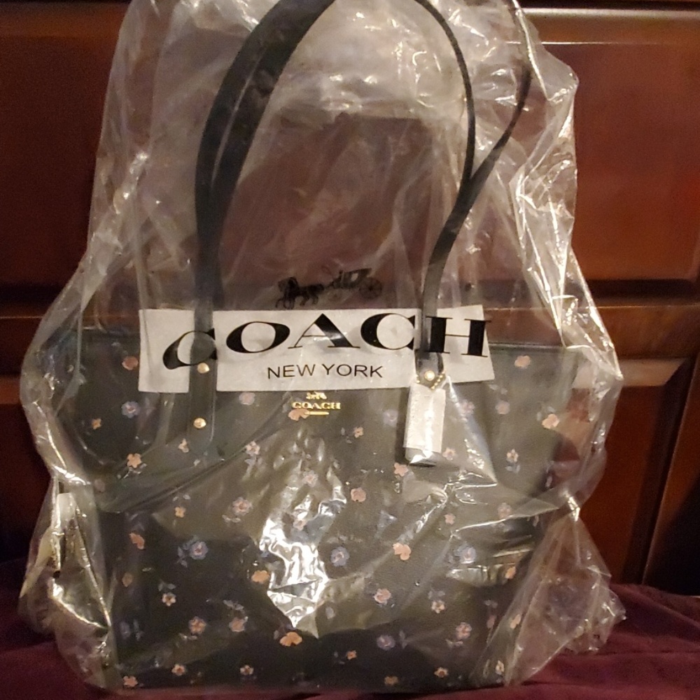 ✅ SOLD  New Authentic Coach Tote - Picture 8 of 8